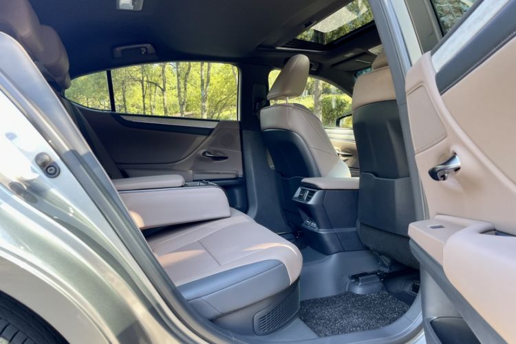 Used Lexus ES 2025 300h Deluxe Edition Interior 8