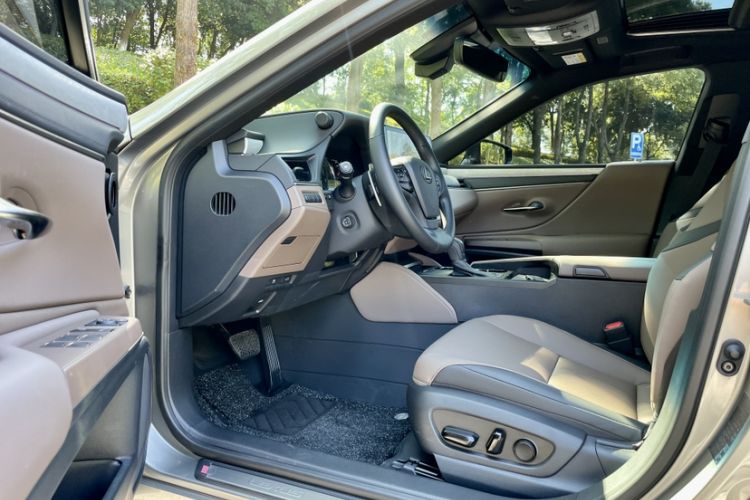 Used Lexus ES 2025 300h Deluxe Edition Left Front Seat