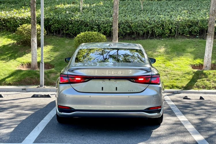 Used Lexus ES 2025 300h Deluxe Edition Trunk