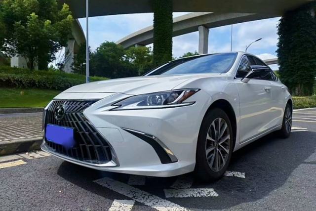 Ojetý Lexus ES 2023 200 Excellence Edition