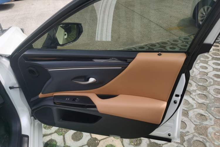 Used Lexus ES 2023 200 Excellence Edition Interior 5