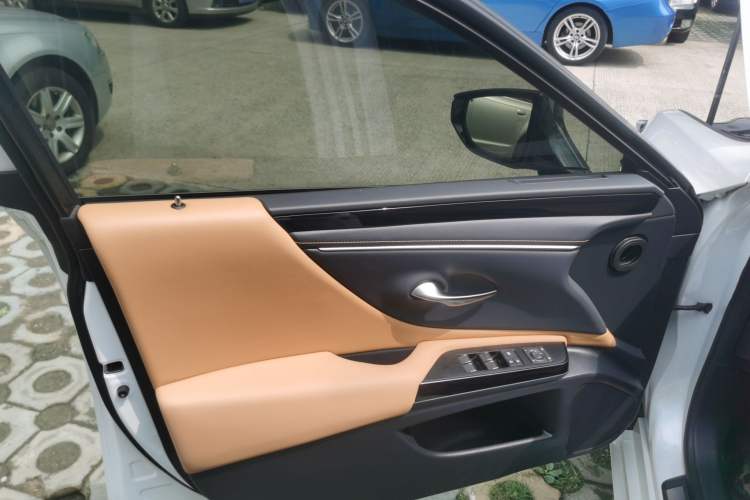 Used Lexus ES 2023 200 Excellence Edition Interior 7