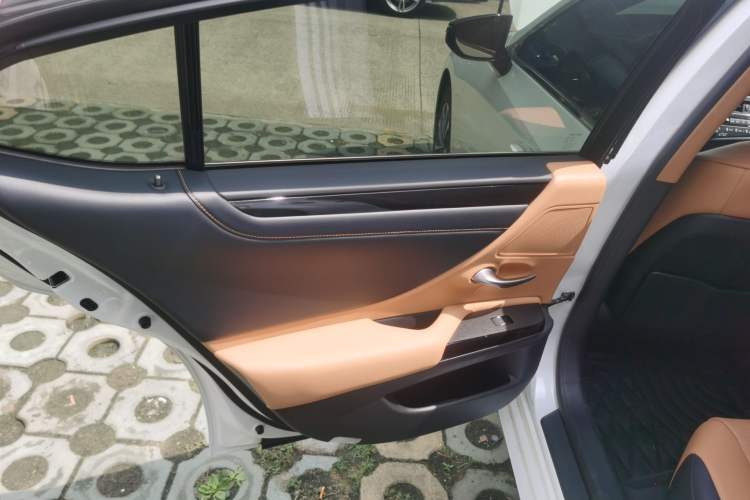 Used Lexus ES 2023 200 Excellence Edition Interior 8