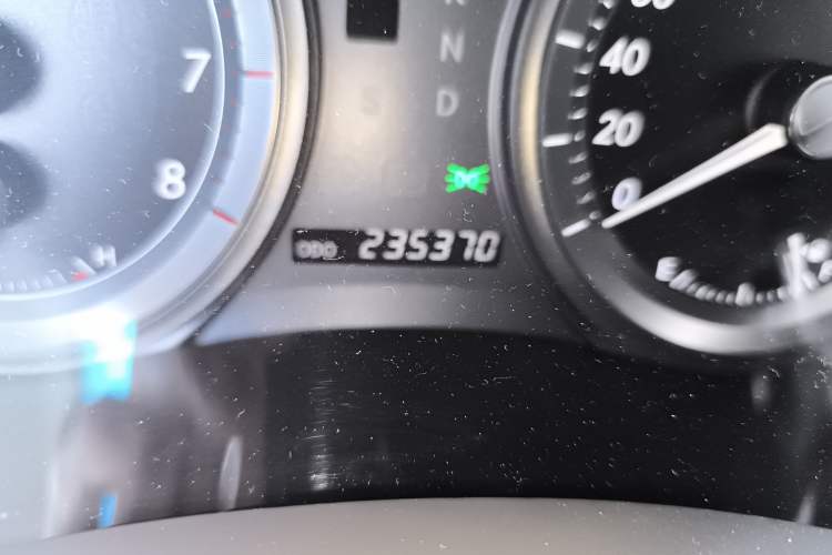 Used Lexus ES 2006 350 Odometer Close Up