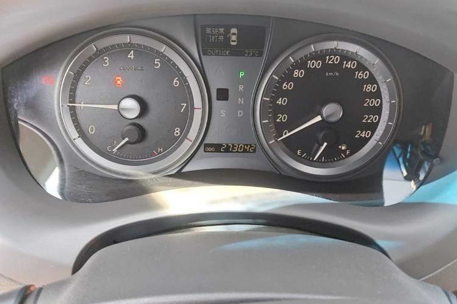 Used Lexus ES  Odometer Close Up