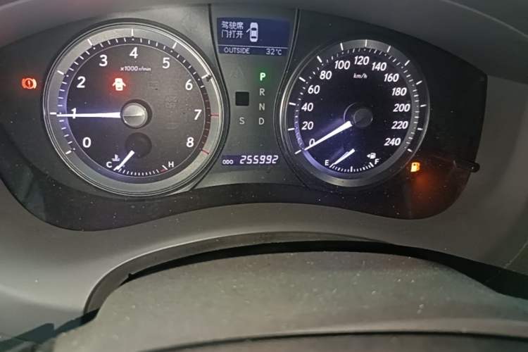 Used Lexus ES 2010 240 Luxury Edition Odometer Close Up