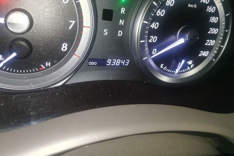 Used Lexus ES 2010 240 Elegant Edition Odometer Close Up