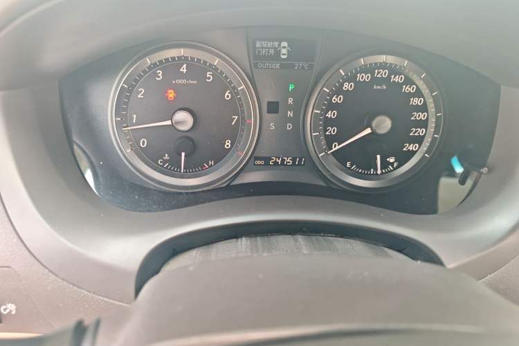 Used Lexus ES 2010 350 Elegant Edition Odometer Close Up