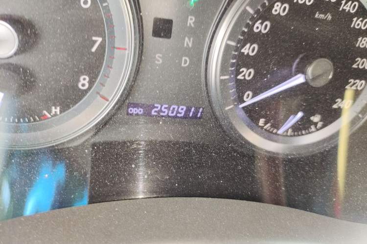 Used Lexus ES 2010 240 Elegant Edition Odometer Close Up