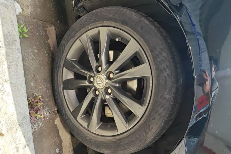 Used Lexus ES 2010 240 Elegant Edition Right Front Wheel Hub