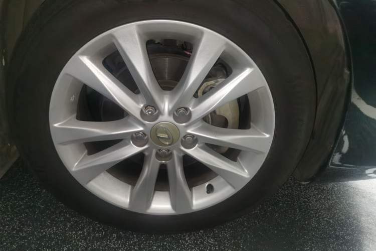 Used Lexus ES 2010 240 Elegant Edition Right Front Wheel Hub