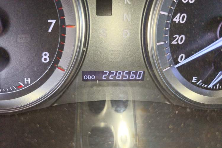 Used Lexus ES 2010 240 Luxury Edition Odometer Close Up