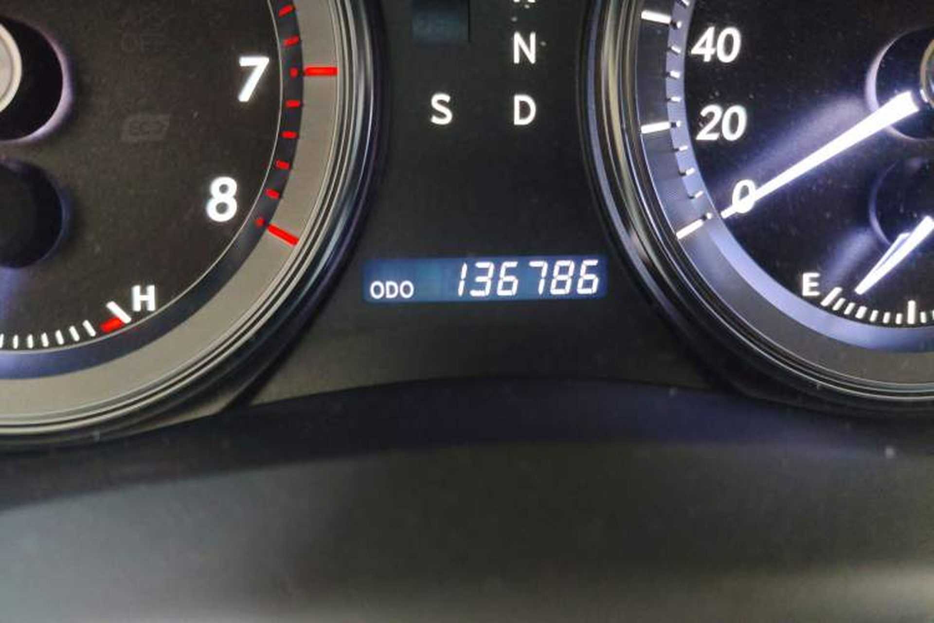 Used Lexus ES 2010 240 Luxury Edition Odometer Close Up
