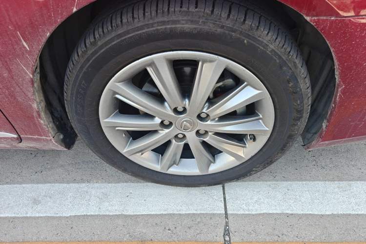 Used Lexus ES  Right Front Wheel Hub