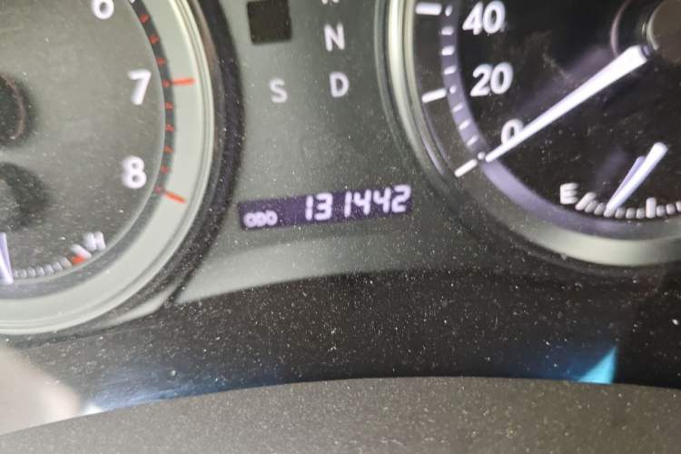 Used Lexus ES 2010 240 Luxury Edition Odometer Close Up