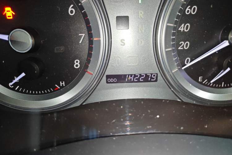 Used Lexus ES 2010 240 Elegant Edition Odometer Close Up