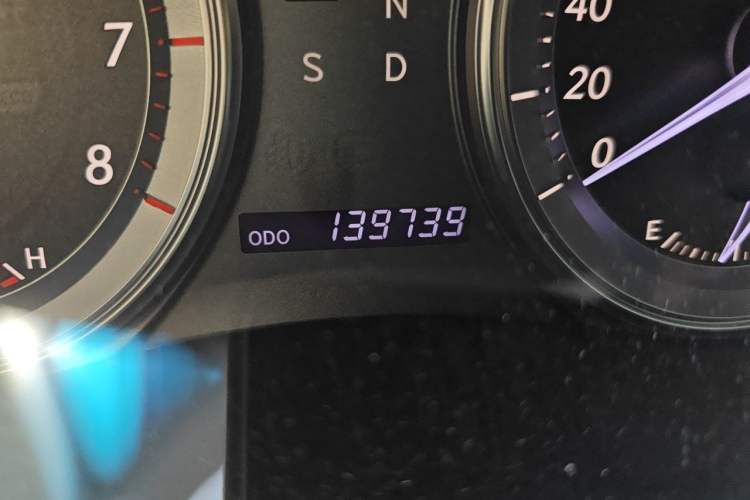Used Lexus ES 2010 240 Luxury Edition Odometer Close Up