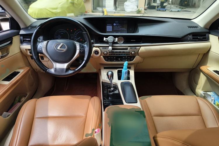 Used Lexus ES 2013 300h Elite Edition Center Console