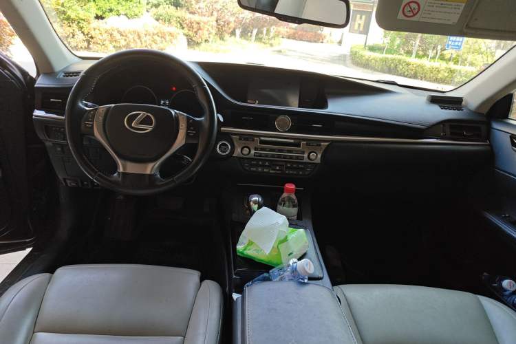 Used Lexus ES 2013 300h Elite Edition Center Console