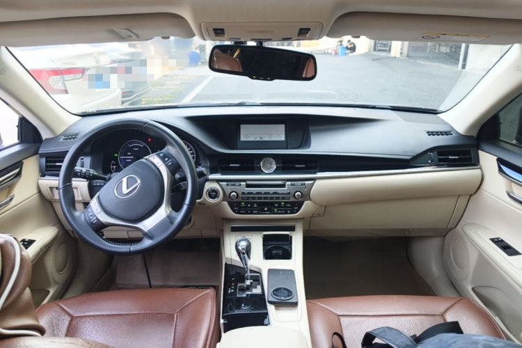 Used Lexus ES 2013 300h Elite Edition Center Console