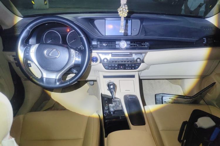 Used Lexus ES 2013 300h Elite Edition Center Console