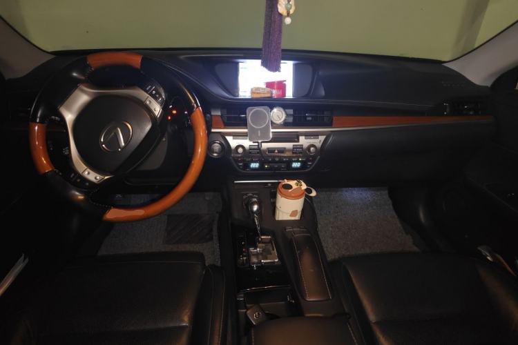 Used Lexus ES 2013 250 Elegant Edition Center Console