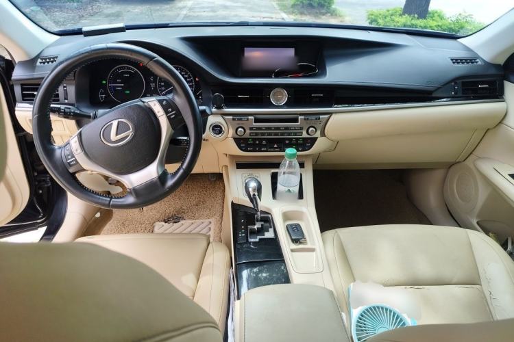 Used Lexus ES 2013 300h Elite Edition Center Console