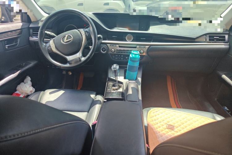 Used Lexus ES 2013 300h Elite Edition Center Console