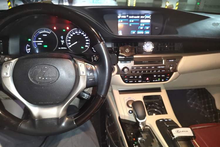 Used Lexus ES 2013 300h Elite Edition Center Console