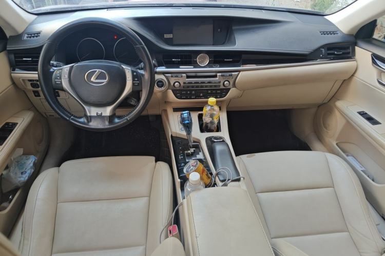 Used Lexus ES 2013 300h Elite Edition Center Console