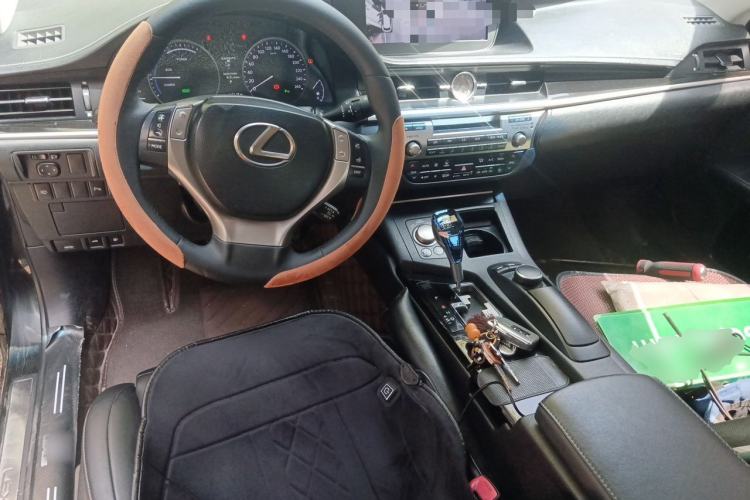 Used Lexus ES 2013 300h Elite Edition Center Console