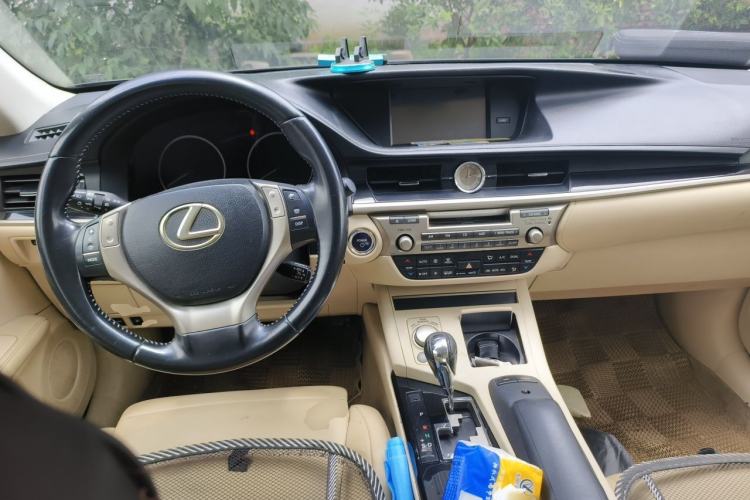 Used Lexus ES 2013 300h Elite Edition Center Console
