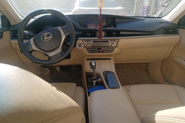 Used Lexus ES 2013 300h Elite Edition Center Console