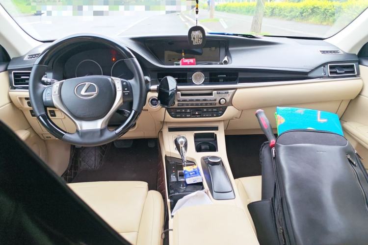 Used Lexus ES 2013 300h Elite Edition Center Console
