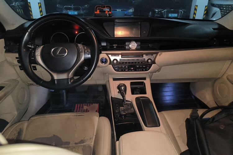 Used Lexus ES 2013 300h Elite Edition Center Console
