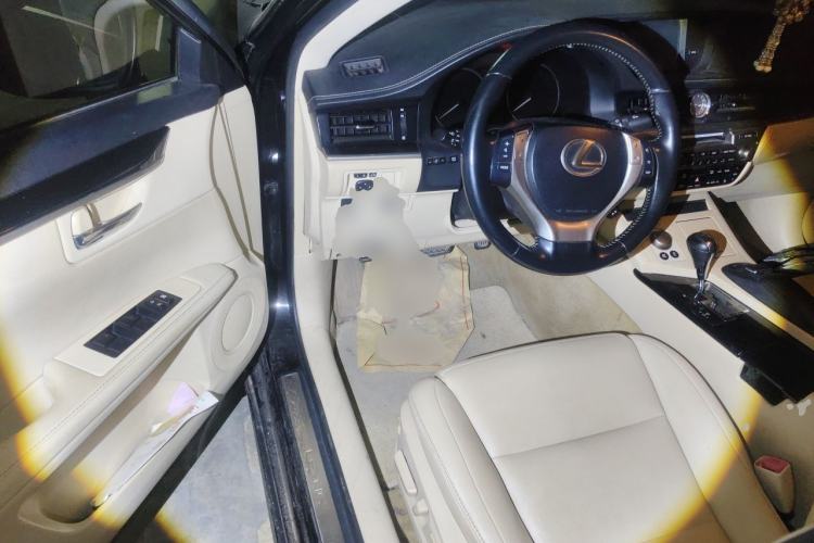 Used Lexus ES 2013 300h Elite Edition Driver Seat