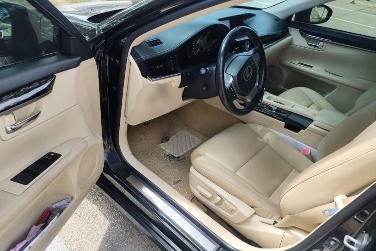 Used Lexus ES 2013 300h Elite Edition Driver Seat