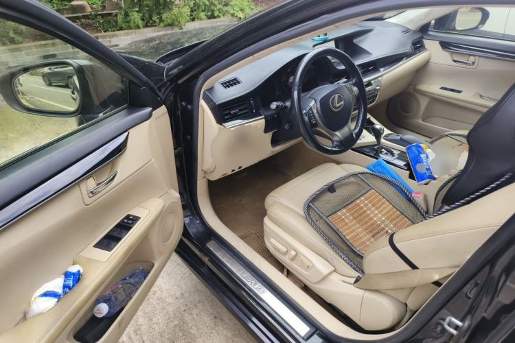 Used Lexus ES 2013 300h Elite Edition Driver Seat