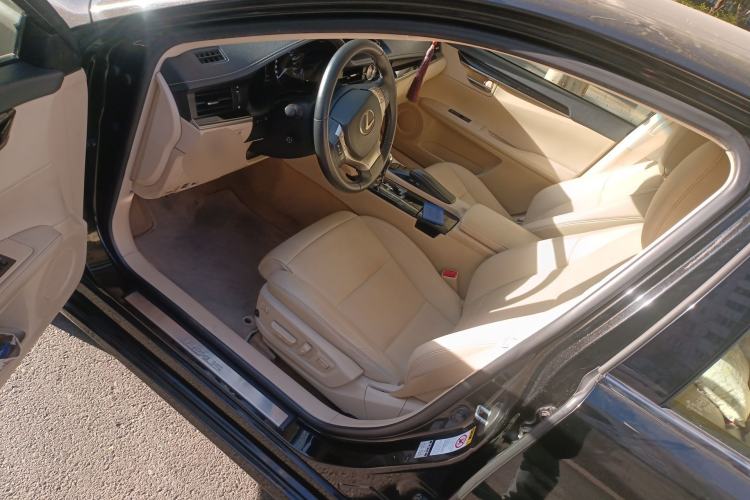 Used Lexus ES 2013 300h Elite Edition Driver Seat