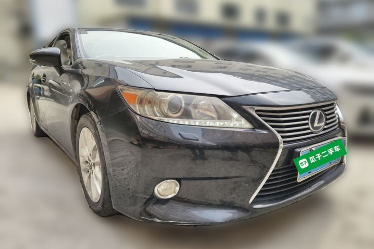 Used Lexus ES 2013 300h Elite Edition Front Right 45 Deg