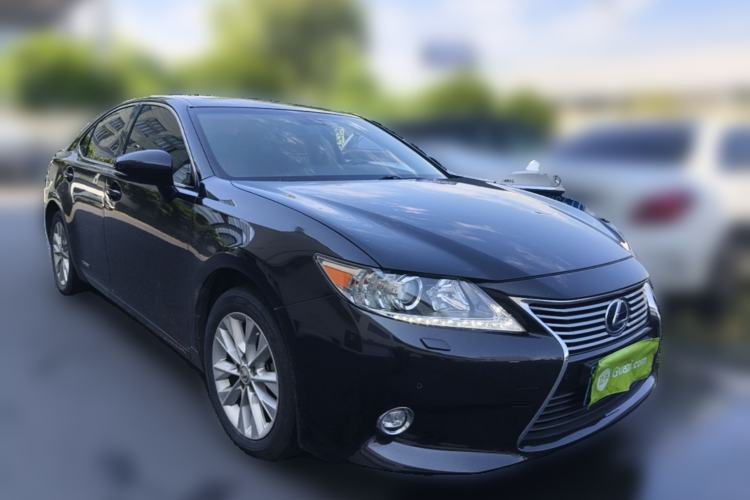 Used Lexus ES 2013 300h Elite Edition Front Right 45 Deg