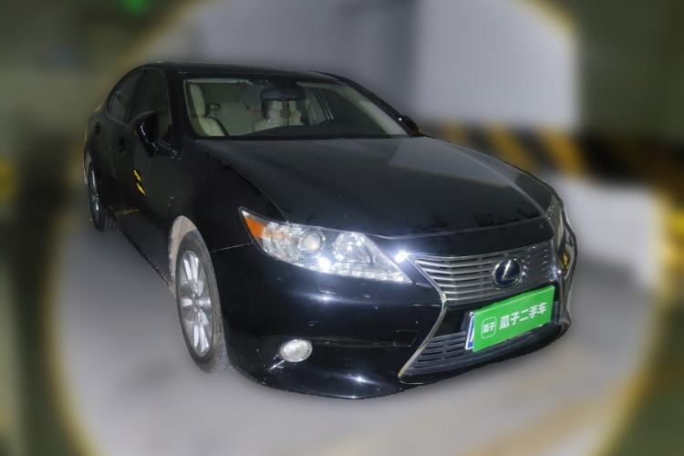 Used Lexus ES 2013 300h Elite Edition Front Right 45 Deg
