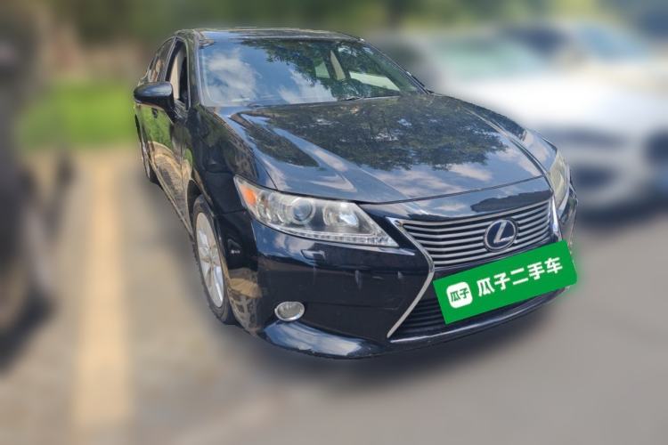 Used Lexus ES 2013 300h Elite Edition Front Right 45 Deg