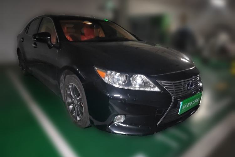 Used Lexus ES 2013 300h Elite Edition Front Right 45 Deg