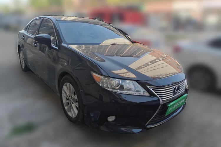 Used Lexus ES 2013 300h Elite Edition Front Right 45 Deg