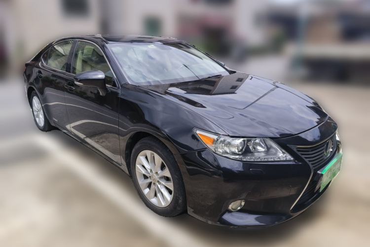 Used Lexus ES 2013 300h Elite Edition Front Right 45 Deg