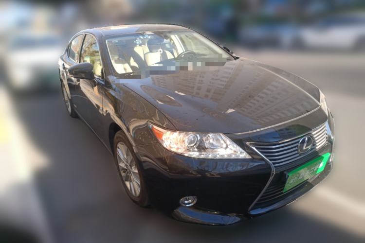 Used Lexus ES 2013 300h Elite Edition Front Right 45 Deg