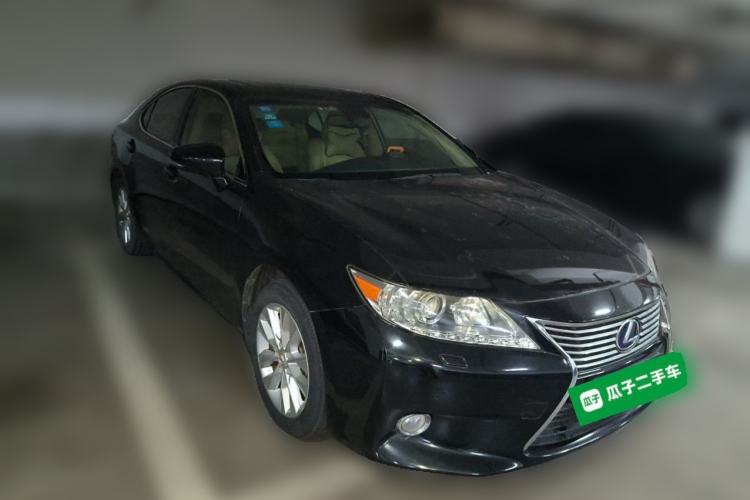 Used Lexus ES 2013 300h Elite Edition Front Right 45 Deg