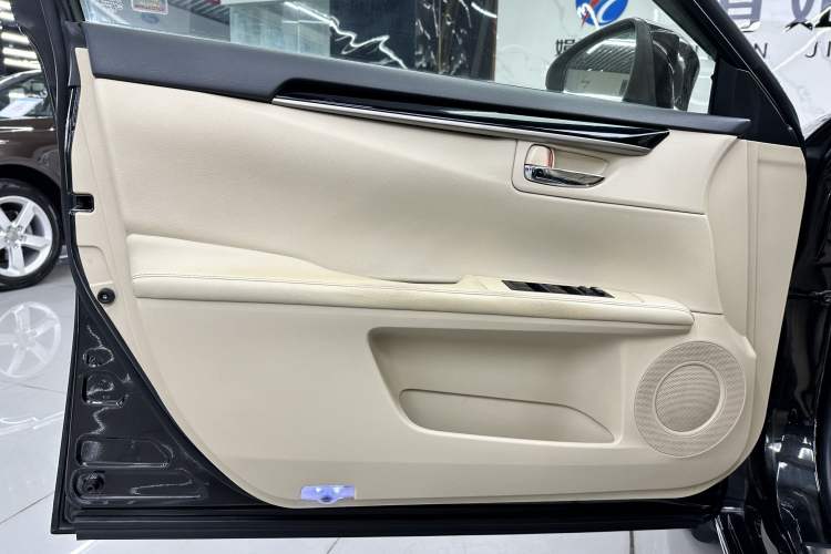 Used Lexus ES 2013 250 Elite Edition Interior 10