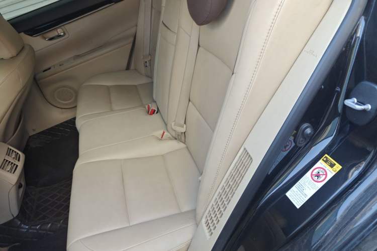 Used Lexus ES 2013 300h Elite Edition Left Rear Seat
